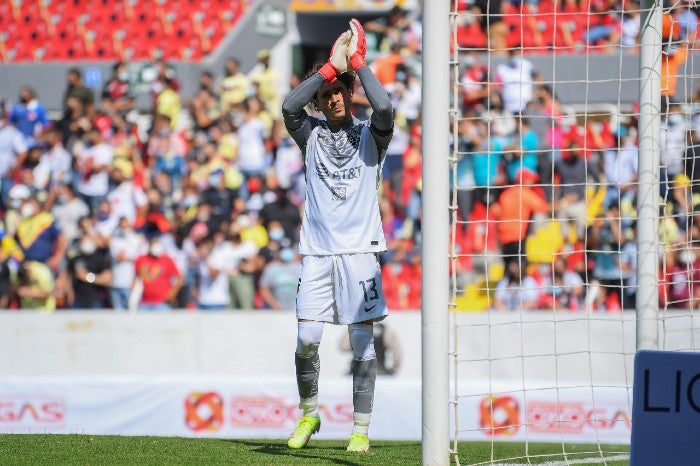 Ochoa saluda al público en el Estadio Jalisco