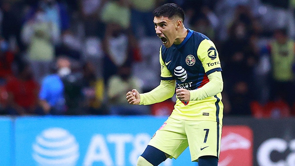 Leonardo Suárez festeja un gol con América 