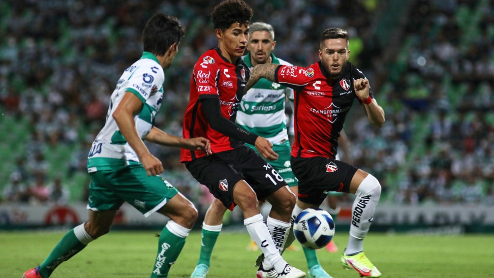 Así se peleó el balón en el Santos vs Atlas 