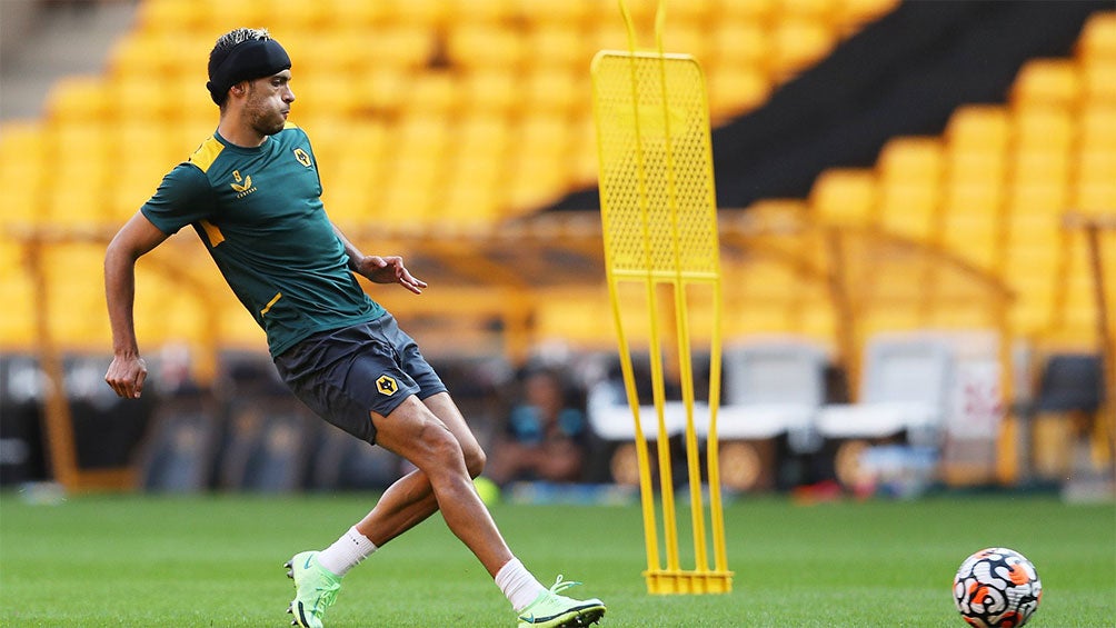 Raúl Jiménez en un entrenamiento con los Wolves