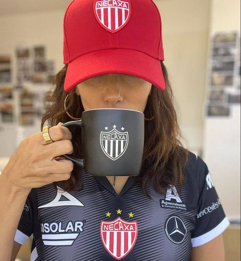 Eva Longoria mostrando su apoyo a Necaxa