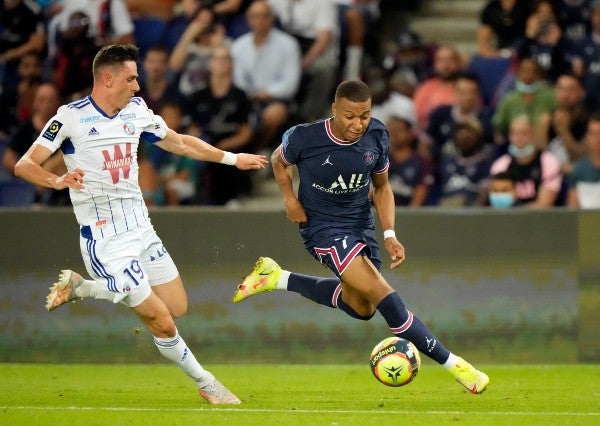 Kylian Mbappé en acción frente al Estrasburgo