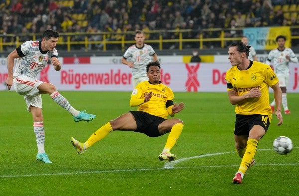 Robert Lewandowski en acción contra el Borussia Dortmund