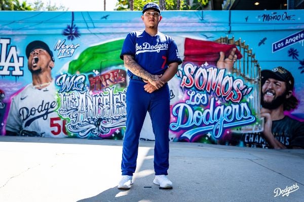 Los Angeles Dodgers tributa a Fernando Valenzuela en nuevo uniforme