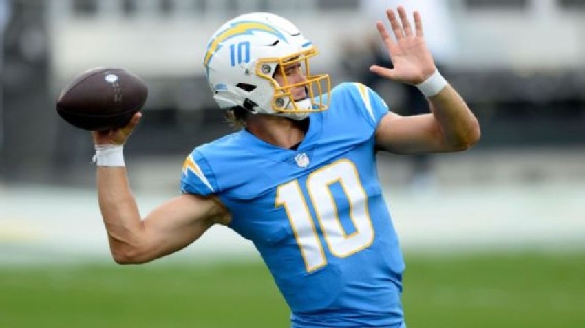 Justin Hebert en un partido con los Chargers