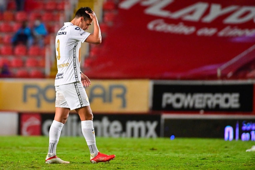 Dinenno en el partido entre Pumas y Necaxa