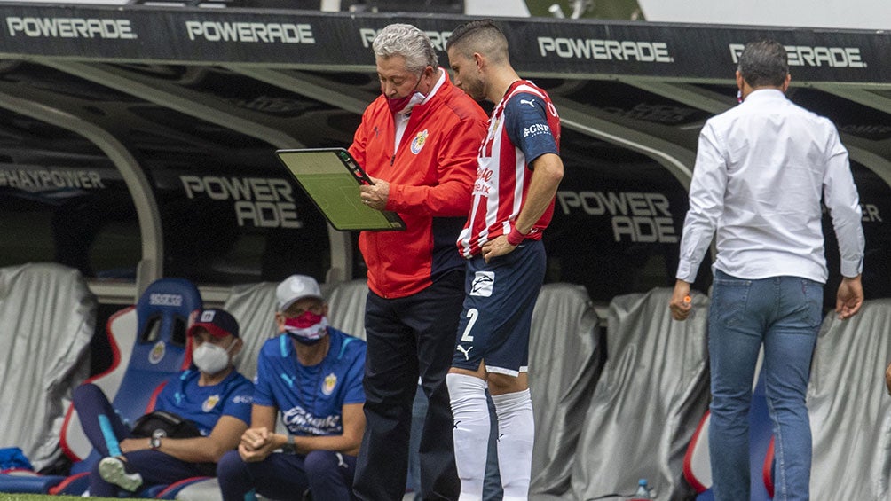 Víctor Manuel Vucetich da instrucciones a Mayorga