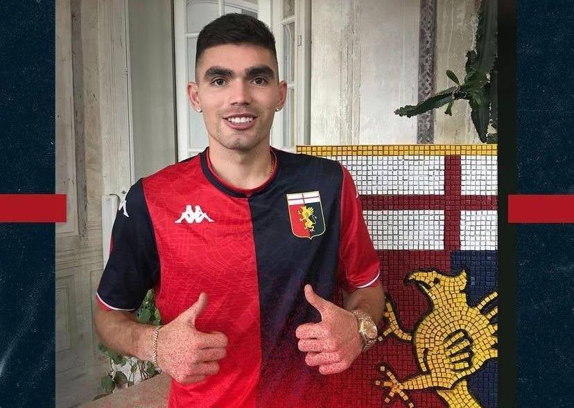 Johan Vásquez posando con la playera del Genoa