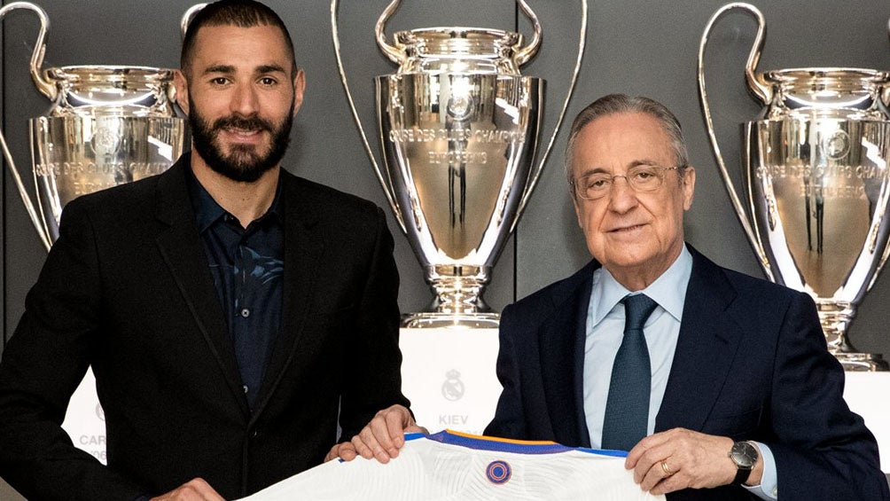 Karim Benzema y Florentino Pérez durante la renovación 