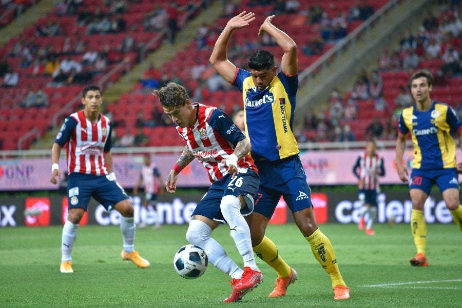 Cristian Calderón durante un partido con Chivas