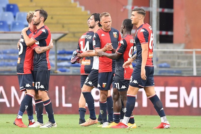 Jugadores del Genoa durante un duelo en la Serie A 