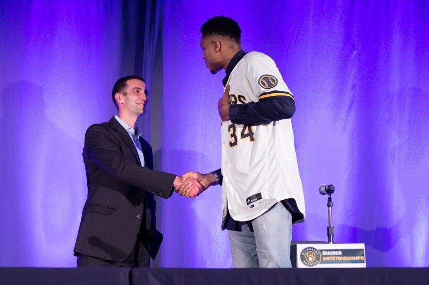 Giannis Antetokounmpo es nuevo copropietario de los Brewers