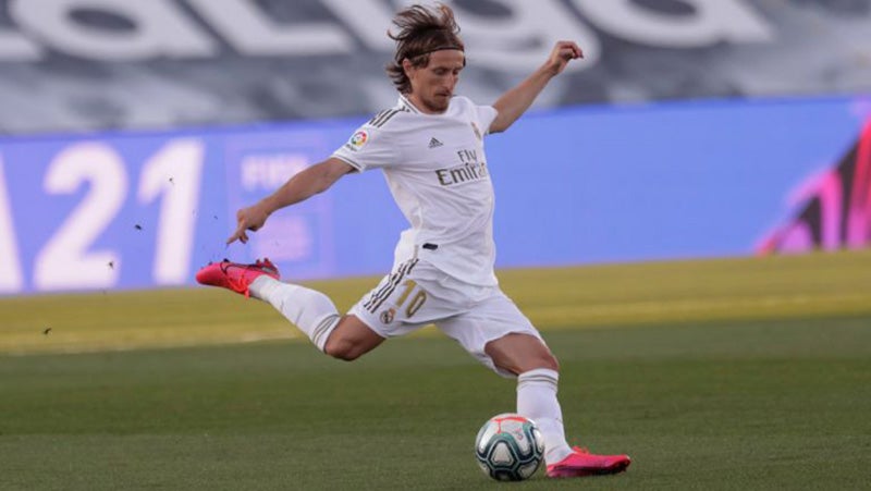 Luka Modric durante un duelo con el Real Madrid 