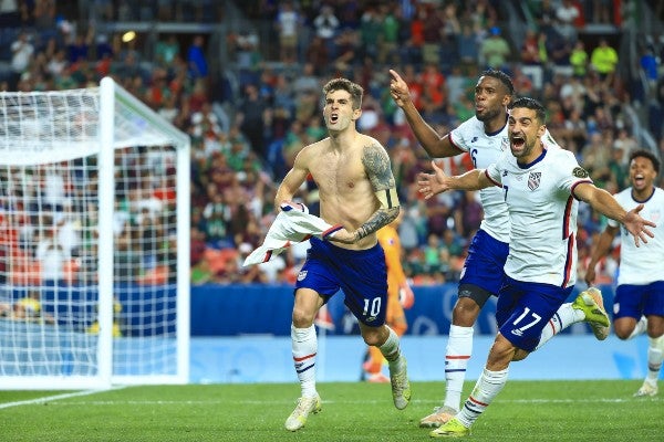 Pulisic celebra gol contra México