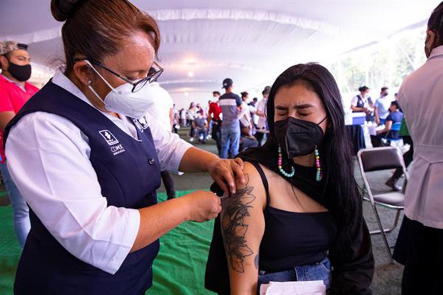 Mujer es vacunada en Ciudad de México