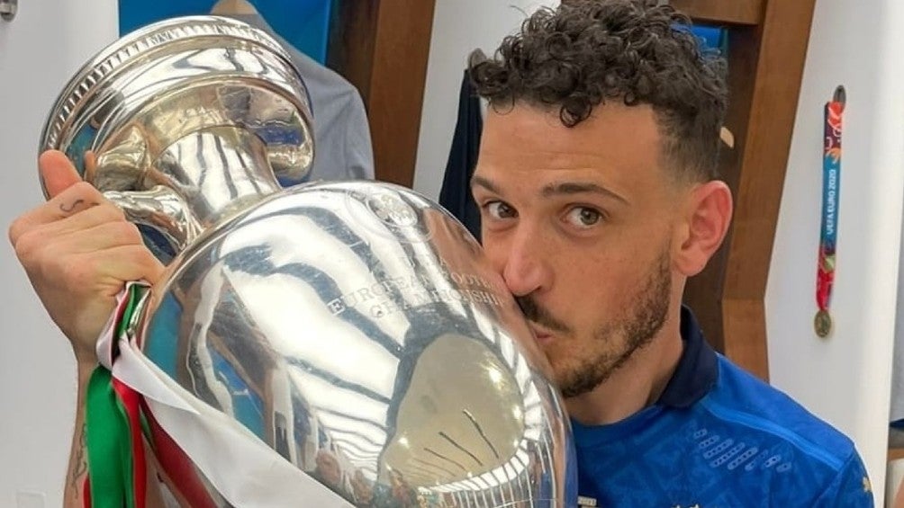 Alessandro Florenzi con el trofeo de la Eurocopa 2020