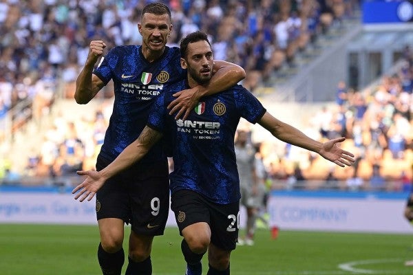 Calhanoglu y Dzeko celebran anotaciones en su debut con el Inter