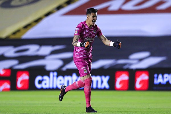 Raúl Gudiño en partido con Chivas 