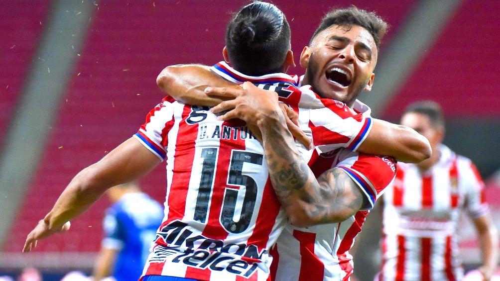 Uriel Antuna y Alexis Vega festejan durante partido con el Guadalajara