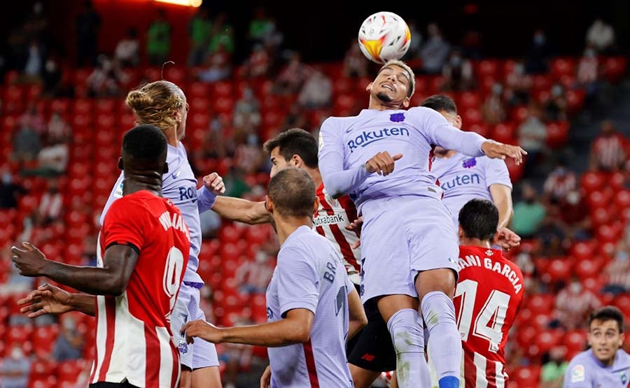 Ronald Arújo despeja el balón con la cabeza ante el Athletic