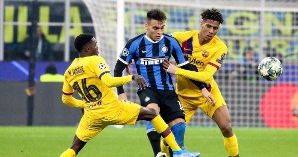 Lautaro Martínez en acción contra el Barcelona