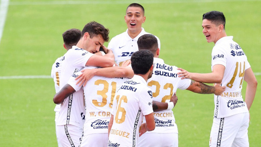 Jugadores de Pumas festejando el gol de Corozo