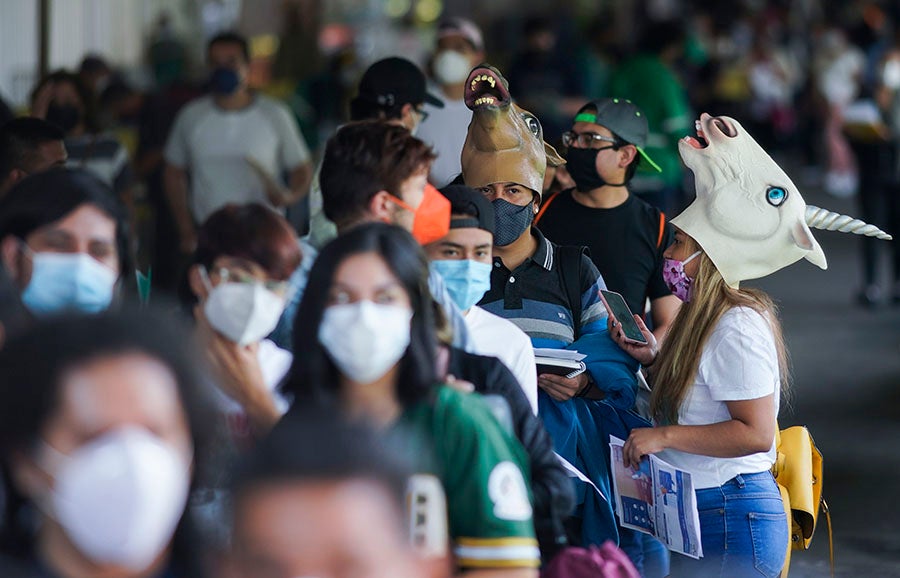 Fila de vacunación en Ciudad de México