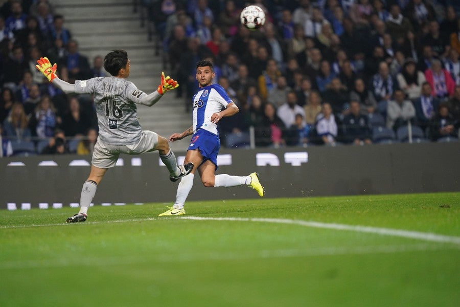 Tecatito Corona durante un partido con el Porto