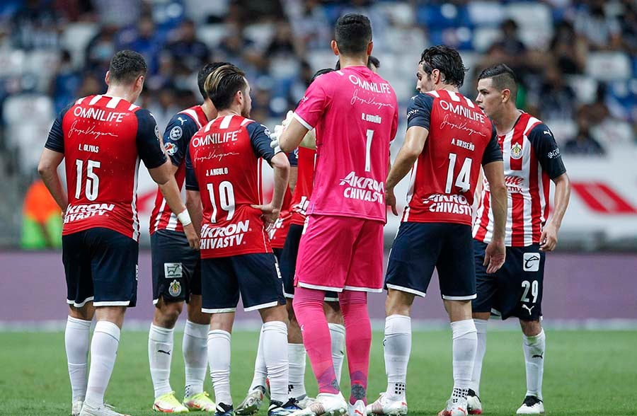 Jugadores de Chivas tras empatar ante Rayados