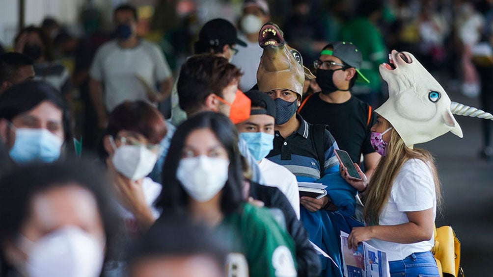 Fila de vacunación en Ciudad de México 