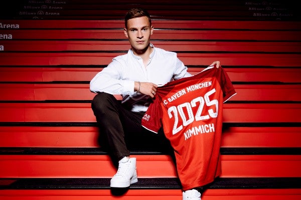 Joshua Kimmich posa con la playera del Bayern