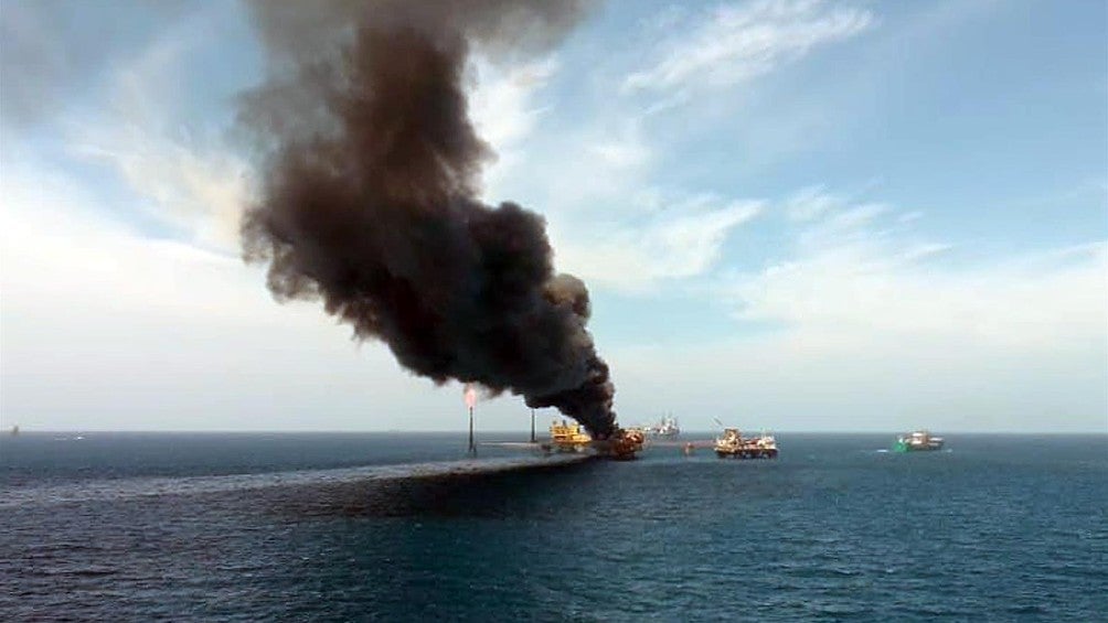 Pemex: Cinco muertos dejó incendio en una plataforma petrolera en Campeche