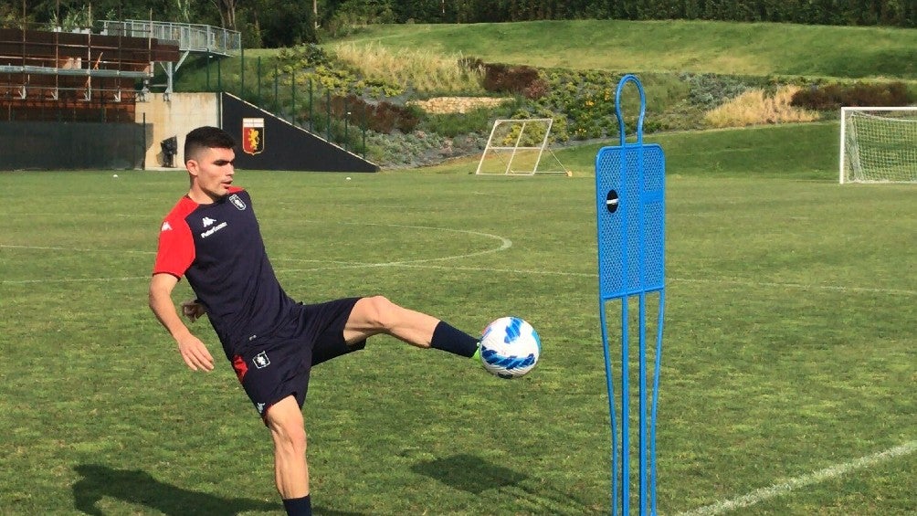 Johan Vásquez en su primer entrenamiento con el Genoa