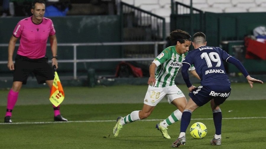 Diego Lainez durante un partido con el Betis