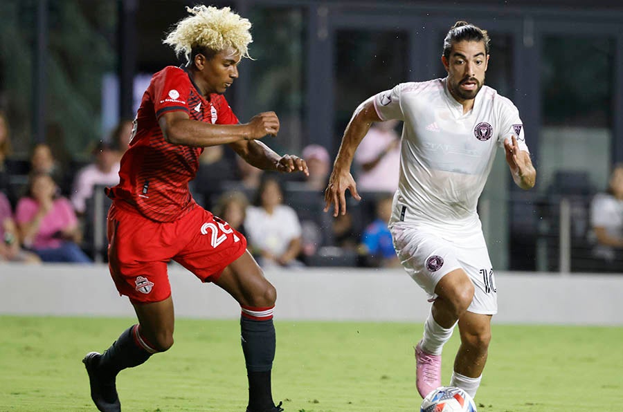 Pizarro pelea el balón con Luke Singh