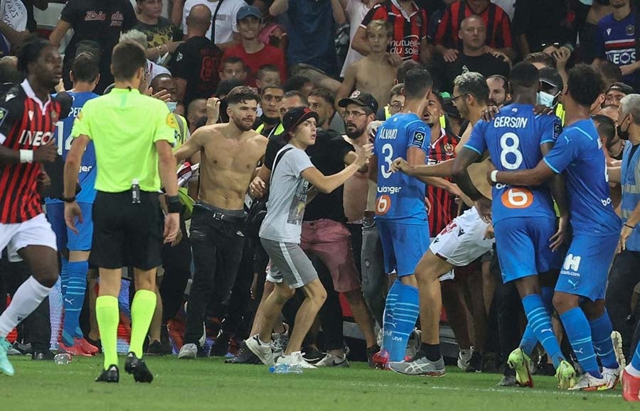 Invasión de aficionados del Niza ante el Olympique de Marsella