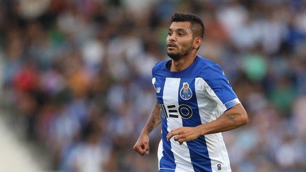 Tecatito Corona durante un partido con el Porto