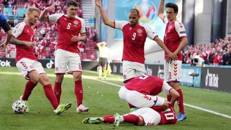 Christian Eriksen siendo atendido en el partido ante Finlandia