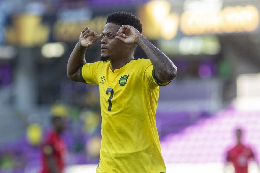 Leon Bailey durante un partido con Jamaica