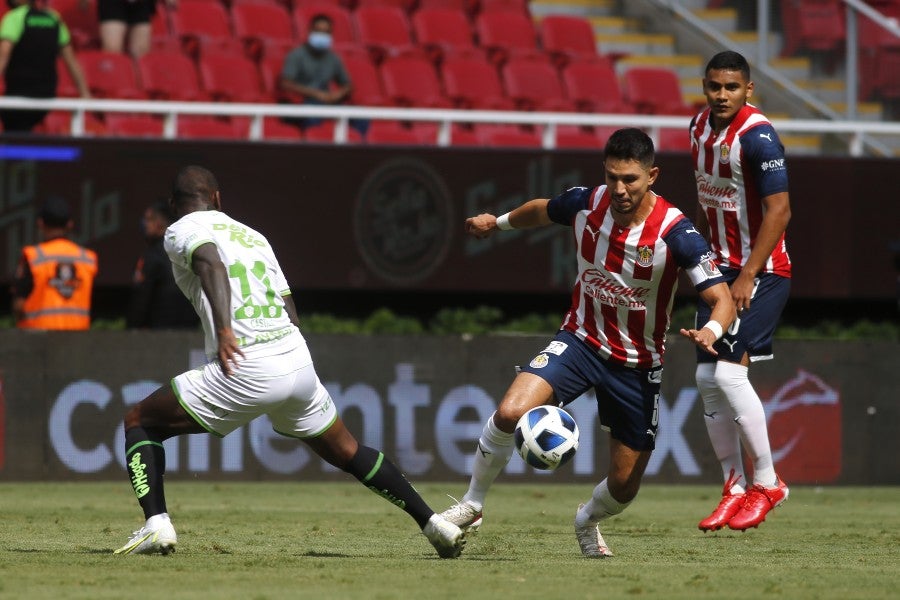 Jesús Molina durante un partido con Chivas