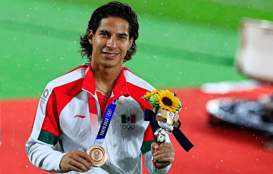 Lainez con su medalla de bronce olimpica