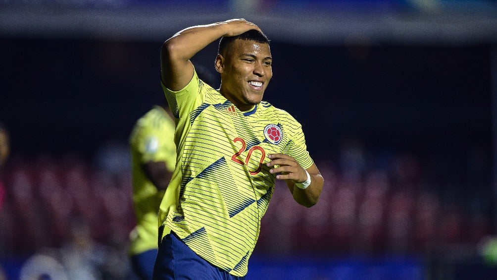 Roger Martínez durante un partido con Colombia