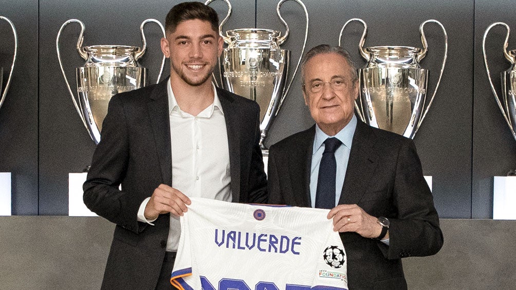 Federico Valverde y Florentino Pérez tras la renovación