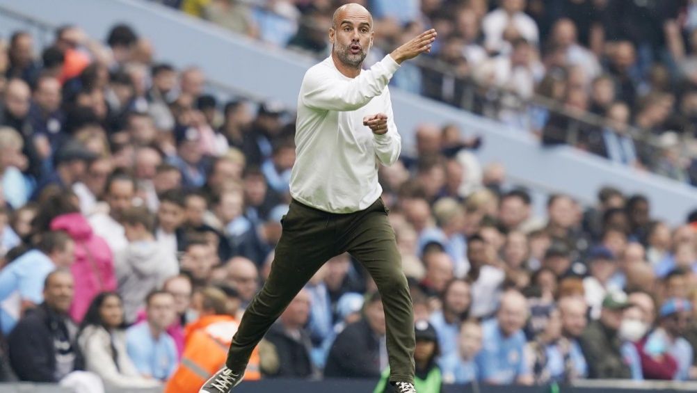 El entrenador español Josep Guardiola dirigiendo