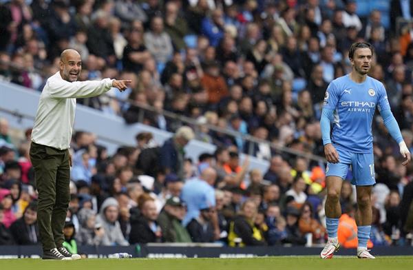 El entrenador español Josep Guardiola dirigiendo