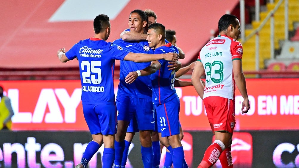 Romo, Orbelín y Piojo celebrando un gol con Cruz Azul