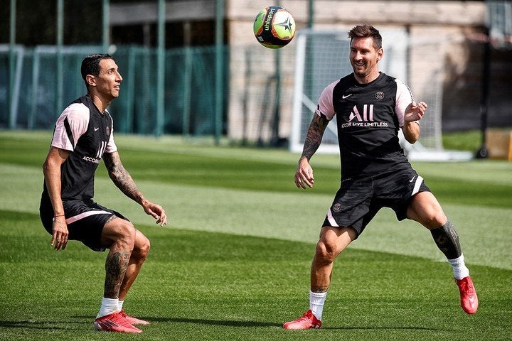 Messi entrenado a la espera de su debut en la Ligue 1