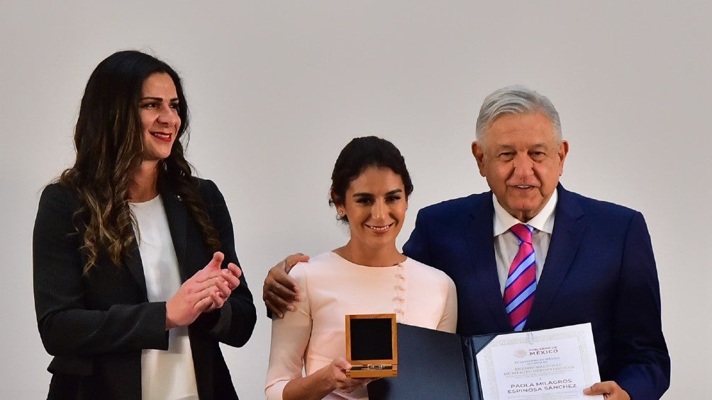 Paola Espinosa junto a Guevara y AMLO