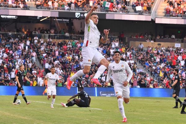 Cabecita Rodríguez en festejo de gol con el equipo de la Liga MX