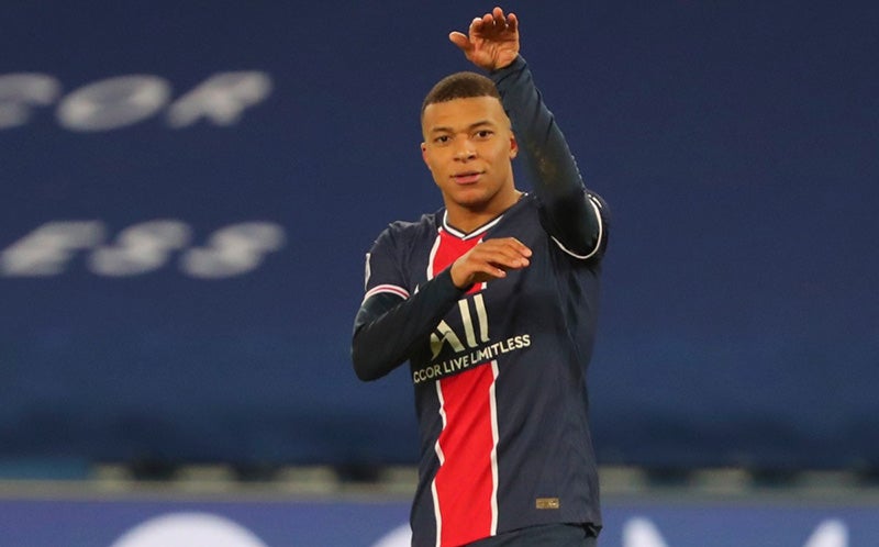 Kylian Mbappé durante un duelo con el PSG